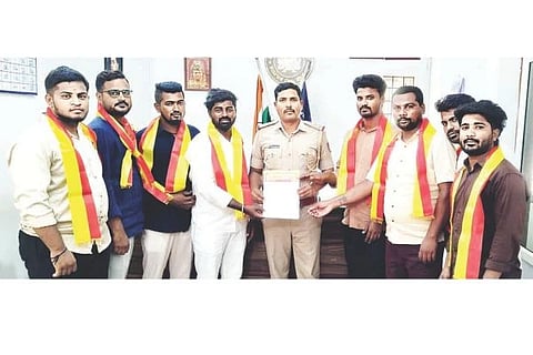 ಗಂಗಾವತಿ ಪೊಲೀಸ್ ಠಾಣೆಯಲ್ಲಿ  ಪಿಐ ಪ್ರಕಾಶ ಆರ್. ಯಾತನೂರ್‌ಗೆ ಕರ್ನಾಟಕ ರಕ್ಷಣಾ ವೇದಿಕೆ ನಾರಾಯಣಗೌಡ ಬಣದ ತಾಲೂಕು ಸಮಿತಿ ಪದಾಧಿಕಾರಿಗಳು ಮತ್ತು ಸದಸ್ಯರು ಮನವಿ ಸಲ್ಲಿಸಿದರು. ತಾಲೂಕಾಧ್ಯಕ್ಷ ಮಲ್ಲಿಕಾರ್ಜುನ ಗಿಣಿಮೋತಿ, ಪದಾಧಿಕಾರಿಗಳಾದ ನಿಸಾರ, ಅಂಜಿನಿ ಗೊರೂರು, ಪ್ರವೀಣಕುಮಾರ, ಶಬ್ಬಿರ್ ಪಾಷಾ, ಹೇಮಂತಕುಮಾರ ಹೊಸ್ಕೇರಾ, ಅಜಯಕುಮಾರ, ಬಸಣ್ಣ ಕಲ್ಗುಡಿ ಇತರರಿದ್ದರು.