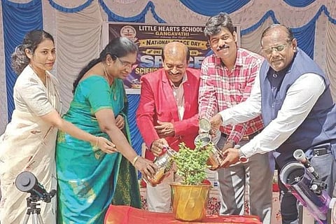 ಗಂಗಾವತಿ ಸರ್.ಎಂ.ವಿಶ್ವೇಶ್ವರಯ್ಯ ಶಿಕ್ಷಣ ಸಂಸ್ಥೆಯ ಲಿಟಲ್‌ಹಾರ್ಟ್ಸ್ ಶಾಲೆಯಲ್ಲಿ ಹಮ್ಮಿಕೊಂಡಿದ್ದ ರಾಷ್ಟ್ರೀಯ ಬಾಹ್ಯಾಕಾಶ ದಿನವನ್ನು ಇಸ್ರೋ ಹಿರಿಯ ವಿಜ್ಞಾನಿ ಎಚ್.ಎಲ್.ಶ್ರೀನಿವಾಸ ಉದ್ಘಾಟಿಸಿದರು.  ಶಾಲಾಡಳಿತ ಮಂಡಳಿ ಕಾರ್ಯದರ್ಶಿ ಜಗನ್ನಾಥ ಆಲಂಪಲ್ಲಿ, ಮುಖ್ಯಶಿಕ್ಷಕಿ  ಪ್ರಿಯಾಕುಮಾರಿ ಇತರರಿದ್ದರು.