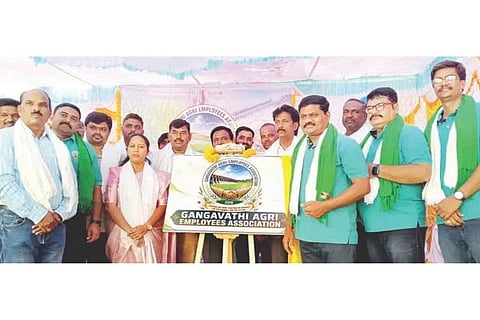 ಗಂಗಾವತಿ ಎಪಿಎಂಸಿ ಪ್ರಾಂಗಣದಲ್ಲಿ ಗಂಗಾವತಿ ಅಗ್ರಿ ಎಂಪ್ಲಾಯಿಸ್ ಅಸೋಸಿಯೇಷನ್ ಹಮ್ಮಿಕೊಂಡಿದ್ದ ನೌಕರರ ಸಮಾವೇಶ, ವರ್ತಕರು ಮತ್ತು ಉದ್ಯೋಗಿಗಳ ಮಿಲನ ಕಾರ್ಯಕ್ರಮವನ್ನು ಸಹಾಯಕ ಇಲಾಖೆ ಕೃಷಿ ನಿರ್ದೇಶಕಿ ಸಿ.ಆರ್. ಅಭಿಲಾಷಾ ಉದ್ಘಾಟಿಸಿದರು. ಅಸೋಸಿಯೇಷನ್ ಗೌರವ ಅಧ್ಯಕ್ಷ ನಾಗರಾಜ ಚಕೋಟಿ ಕೇಸರಹಟ್ಟಿ, ತಾಲೂಕು ಅಧ್ಯಕ್ಷ ಪ್ರಶಾಂತ ತಳಕಲ್ ಇತರರಿದ್ದರು.