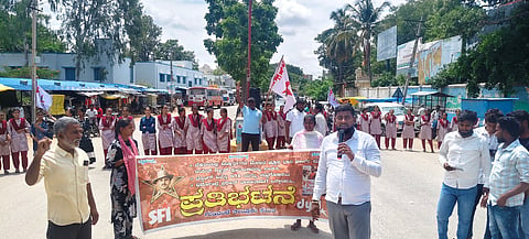 ದೆಹಲಿ ಪೊಲೀಸರು ಪ್ರತಿಭಟನಾನಿರತ ವಿದ್ಯಾರ್ಥಿಗಳ ಮೇಲೆ ನಡೆಸುತ್ತಿರುವ ದೌರ್ಜನ್ಯವನ್ನು ಖಂಡಿಸಿ ಗುಡಿಬಂಡೆ ತಾಲೂಕು ಕಚೇರಿ ಮುಂಭಾಗದ ಮುಖ್ಯರಸ್ತೆಯಲ್ಲಿ ಪ್ರತಿಭಟಿಸಿದರು.