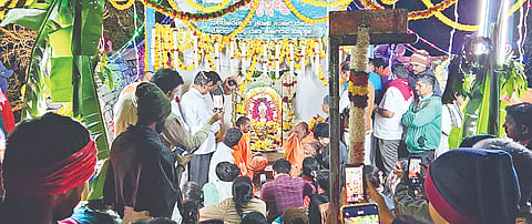 ಮಲೆಮಹದೇಶ್ವರ ಬೆಟ್ಟದ ತಪ್ಪಲಿನಲ್ಲಿ ಶ್ರೀ ಮಹದೇಶ್ವರರು ತಪಸ್ಸು ಮಾಡಿದ ತಪಸಾರೆಯ ಶ್ರೀ ಮಲೆಮಹದೇಶ್ವರ ಸ್ವಾಮಿ ದೇಗುಲದಲ್ಲಿ ಧನುರ್ಮಾದ ಹಿನ್ನಲೆ ಡಾ. ಶ್ರೀ ಶಾಂತಮಲ್ಲಿಕಾರ್ಜುನ ಸ್ವಾಮೀಜಿ ಅವರ ಸಮ್ಮುಖದಲ್ಲಿ ವಿಶೇಷ ಪೂಜೆ ನೆರವೇರಿತು.  