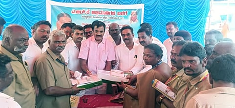  ಯಳಂದೂರಿನ ಪೌರ ಕಾರ್ಮಿಕರ ಕಾಲನಿನಲ್ಲಿ ಸೋಮವಾರ ಶಾಸಕ ಎ.ಆರ್.ಕೃಷ್ಣಮೂರ್ತಿ ಅವರ ಹುಟ್ಟುಹಬ್ಬದ ನಿಮಿತ್ತ ಅವರ ಅಭಿಮಾನಿ ಬಗಳದ ವತಿಯಿಂದ ತಾಲೂಕಿನ ಪೌರಕಾರ್ಮಿಕರಿಗೆ ವಸ್ತ್ರಗಳನ್ನು ವಿತರಿಸಲಾಯಿತು. ಕಂದಹಳ್ಳಿ ನಂಜುಂಡಸ್ವಾಮಿ, ಎಚ್.ವಿ. ಚಂದ್ರು ಸೇರಿದಂತೆ ಅನೇಕರು ಇದ್ದರು. 