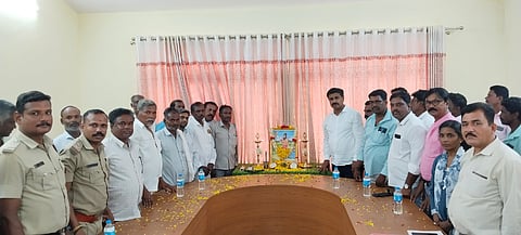  ಹನೂರಿನಲ್ಲಿ ಶಾಸಕ ಎಂ.ಆರ್ ಮಂಜುನಾಥ್ ಅಧ್ಯಕ್ಷತೆಯಲಿ ಭಗೀರಥ ಜಯಂತಿ ಆಚರಿಸಲಾಯಿತು. ಮಹೇಶ್, ರೇಖಾ, ರಂಗಸ್ವಾಮಿ, ನಾಗಸುಂದ್ರ ಇತರರಿದ್ದರು. 