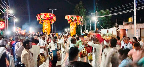 ಮಂಗಲ ಗ್ರಾಮದಲ್ಲಿ ಪಾರ್ವತಿ ದೇವಿಯ ಉತ್ಸವ ಮೂರ್ತಿಯ ಮೆರವಣಿಗೆಯು ವಿಜೃಂಭಣೆಯಿಂದ ನೆರವೇರಿತು.