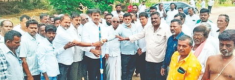 ಚಂಗವಾಡಿ ಬಳಿ ಬರಹಳ್ಳ ಸೇತುವೆ ನಿರ್ಮಾಣ ಕಾಮಗಾರಿಗೆ ಶಾಸಕ ಎಂ.ಆರ್.ಮಂಜುನಾಥ್ ಭೂಮಿಪೂಜೆ ನೆರವೇರಿಸಿದರು. ಗುರುಮಲ್ಲಪ್ಪ, ಉದ್ದನೂರು ಪ್ರಸಾದ್, ರಾಜುಗೌಡ, ತಿರುಪತಿ, ಮಂಜೇಶ್ ಇತರರು ಇದ್ದರು. 