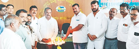  ಹನೂರಿನ ಚಾಮುಲ್ ಉಪ ಕಚೇರಿಯಲ್ಲಿ ಆಯೋಜಿಸಿದ್ದ ಅಧಿಕೃತ ಮಾರಾಟಗಾರರ ಸಭೆಯನ್ನು ಅಧ್ಯಕ್ಷ ನಂಜುಂಡಸ್ವಾಮಿ ಉದ್ಘಾಟಿಸಿದರು. ಉದ್ದನೂರು ಪ್ರಸಾದ್, ಶಾಹುಲ್ ಆಹಮದ್, ರಾಜ್‌ಕುಮಾರ್, ಹನೂರು ರವಿ ಇತರರು ಇದ್ದರು.