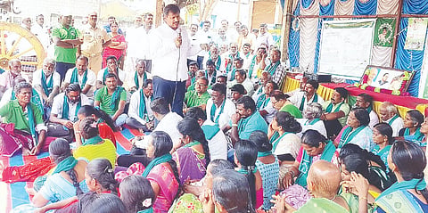 ಹನೂರು: ಏತ ನೀರಾವರಿ ಯೋಜನೆಯನ್ನು ರೂಪಿಸುವಂತೆ ಒತ್ತಾಯಿಸಿ ತಾಲೂಕಿನ ವಡಕೆಹಳ್ಳದಲ್ಲಿ ಕಳೆದ 149 ದಿನಗಳಿಂದ ನಡೆಸುತ್ತಿರುವ ಅಹೋರಾತ್ರಿ ಧರಣಿ ಸ್ಥಳಕ್ಕೆ ಸೋಮವಾರ ಶಾಸಕ ಎಂ.ಆರ್.ಮಂಜುನಾಥ್ ಭೇಟಿ ನೀಡಿ ರೈತರೊಂದಿಗೆ ಮಾತುಕತೆ ನಡೆಸಿದರು.