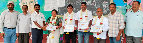 ಹನೂರು ಪ್ರಾಥಮಿಕ ಶಾಲಾ ಶಿಕ್ಷಕರ ಸಂಘಕ್ಕೆ ಆಯ್ಕೆಯಾದ ಪದಾಧಿಕಾರಿಗಳನ್ನು ಸನ್ಮಾನಿಸಲಾಯಿತು. ಅಮಲದಾಸ್ ಇತರರು ಇದ್ದರು. 