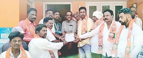  ಸರ್ಕಾರ ಜಾರಿಗೊಳಿಸಲು ಮುಂದಾಗಿರುವ ದ್ವೇಷ ಭಾಷಣ ವಿಧೇಯಕವನ್ನು ರದ್ದುಪಡಿಸುವಂತೆ ಆಗ್ರಹಿಸಿ ಹನೂರಿನಲ್ಲಿ ಬಿಜೆಪಿ ಕಾರ್ಯಕರ್ತರು ಶಿರಸ್ತೇದಾರ್ ನಾಗೇಂದ್ರ ಅವರಲ್ಲಿ ಮನವಿ ಸಲ್ಲಿಸಿದರು. ವೃಷಭೇಂದ್ರಸ್ವಾಮಿ, ಮೂರ್ತಿ, ಪುಟ್ಟರಾಜು, ಗುರುಪಾದಸ್ವಾಮಿ ಇತರರಿದ್ದರು. 