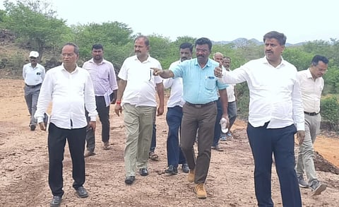 ಉಡುತೊರೆಹಳ್ಳ ಜಲಾಶಯ ನೀರಾವರಿ ಯೋಜನೆ ಸಂಬಂಧ ಶಾಸಕ ಎಂ.ಆರ್ ಮಂಜುನಾಥ್ ಪೈಪ್‌ಲೈನ್ ಹಾದುಹೋಗುವ ಸ್ಥಳಕ್ಕೆ ತೆರಳಿ ಪರಿಶೀಲಿಸಿದರು. ಮಹೇಶ್, ರಘುಪತಿ, ಕರುಣಾಮಯಿ ಇತರರಿದ್ದರು. 