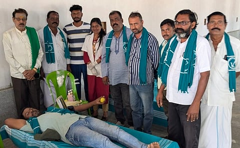 ವಡಕೆಹಳ್ಳದಲ್ಲಿ ವಿಶ್ವ ರೈತ ದಿನಾಚರಣೆ ಅಂಗವಾಗಿ ಧರಣಿ ನಿರತರು ರಕ್ತದಾನ ಮಾಡಿದರು. ಶೈಲೇಂದ್ರ, ಅರ್ಪುದರಾಜ್, ಸಗಾಯರಾಜ್ ಬಸವರಾಜು ಇತರರು ಇದ್ದರು.  