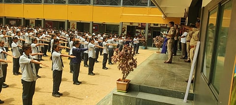 ವಿಶ್ವ ಮಿಕ್ಸ್ ಬಾಕ್ಸಿಂಗ್ ಚಾಂಪಿಯನ್ ಶಿಪ್‌ಗೆ ಆಯ್ಕೆಯಾದ ಬೆಂಗಳೂರು ದಕ್ಷಿಣ ಜಿಲ್ಲೆಯ ಇಬ್ಬರು ವಿದ್ಯಾರ್ಥಿಗಲೊಂದಿಗೆ ಮುಖ್ಯ ಕೋಚ್ ಹರೀಶ್.