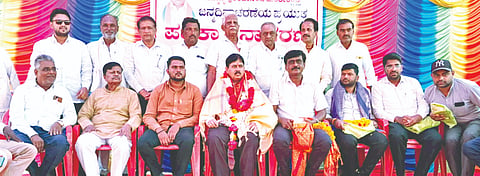 ಹುಮನಾಬಾದ್​ ತಾಲೂಕಿನ ಮಾಣಿಕನಗರದಲ್ಲಿ ಗುರುವಾರ ಹಮ್ಮಿಕೊಂಡಿದ್ದ ಪತ್ರಿಕಾ ದಿನಾಚರಣೆಯಲ್ಲಿ  ಪತ್ರಕರ್ತರನ್ನು  ಪಂಡಿತ ದೀನದಯಾಳ ಸಹಕಾರ ಬ್ಯಾಂಕ್​ ಅಧ್ಯಕ್ಷ ಶಿವಾನಂದ ಮಂಠಾಳಕರ್​ ಸನ್ಮಾನಿಸಿದರು. ಸಂಜೀವಕುಮಾರ ಜುನ್ನಾ, ಗುಂಡು ಅತಿವಾಳ, ಡಿಸಿ ಬಿರಾದಾರ, ಸೂರ್ಯಕಾಂತ ಮಠಪತಿ ಇತರರಿದ್ದರು.