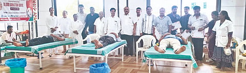 ಹುಮನಾಬಾದ್​ನ ಬ್ರಹ್ಮಕುಮಾರಿ ಈಶ್ವರಿಯ ವಿಶ್ವವಿದ್ಯಾಲಯದಲ್ಲಿ ಭಾನುವಾರ ಆಯೋಜಿಸಿದ್ದ ಉಚಿತ ರಕ್ತದಾನ ಶಿಬಿರವನ್ನು ಭಾಲ್ಕಿ ಸರ್ಕಾರಿ ಆಸ್ಪತ್ರೆಯ ವೈದ್ಯಾಧಿಕಾರಿ ಡಾ.ನಾಗನಾಥ ಹುಲಸೂರೆ ಉದ್ಘಾಟಿಸಿದರು. ಬಿಕೆ ಮಂದಾಕಿನಿ, ಡಾ.ಶಿವಮೂರ್ತಿ, ಬಿಕೆ ಜ್ಯೋತಿ, ರಾಜು ಬತಲಿ, ಶಿವಾಂತ ಸ್ವಾಮಿ ಇತರರಿದ್ದರು.