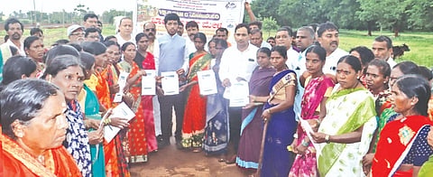 ಉಡಮನಳ್ಳಿ ಗ್ರಾಮ ಪಂಚಾಯಿತಿ ವ್ಯಾಪ್ತಿಯ ಕರಕನಳ್ಳಿ ಗ್ರಾಮದಲ್ಲಿ ಭಾನುವಾರ ಆಯೋಜಿಸಿದ್ದ ಜಾಬ್​ ಕಾರ್ಡ್​ ಮೇಳಕ್ಕೆ ಸಂಸದ ಸಾಗರ ಈಶ್ವರ ಖಂಡ್ರೆ ಚಾಲನೆ ನೀಡಿ ಜಾಬ್​ ಕಾರ್ಡ್​ ವಿತರಿಸಿದರು. ಮಾಜಿ ಶಾಸಕ ಅಶೋಕ ಖೇಣಿ, ಜಿಪಂ ಉಪ ಕಾರ್ಯದರ್ಶಿ ಶರಣಬಸಪ್ಪ ಕೊಟ್ಯಪ್ಪಗೊಳ್​, ತಾಪಂ ಇಒ ಲಿಂಗರಾಜ ಪಾಟೀಲ ಇತರರು ಇದ್ದರು.