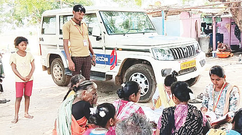ಹಗರಿಬೊಮ್ಮನಹಳ್ಳಿ ತಾಲೂಕಿನ ಗುಡಿ ಚಿಮ್ಮನಹಳ್ಳಿಯಲ್ಲಿ ಆರೋಗ್ಯ ಸೇತು ಸಿಬ್ಬಂದಿ ರೋಗಿಗಳ ಆರೋಗ್ಯ ತಪಾಸಣೆ ಮಾಡಿದರು. ಶುಶ್ರೂಷಕಿ ಶ್ರುತಿ, ತಾಂತ್ರಿಕ ವಿಭಾಗದ ವೀಣಾ, ಸಿಬಂದಿ ಬಸವರಾಜ ಇತರರಿದ್ದರು.