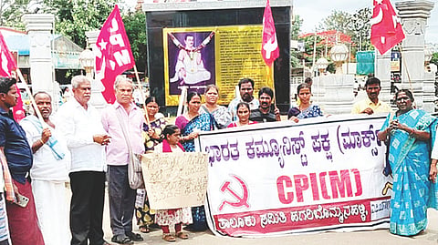 ಹಗರಿಬೊಮ್ಮನಹಳ್ಳಿಯಲ್ಲಿ ಶನಿವಾರ ಸಿಪಿಐ(ಎಂ) ನೇತೃತ್ವದಲ್ಲಿ ನಡೆದ ಪ್ರತಿಭಟನೆಯಲ್ಲಿ ಪಕ್ಷದ ಜಿಲ್ಲಾ ಕಾರ್ಯದರ್ಶಿ ಆರ್.ಎಸ್. ಬಸವರಾಜ, ತಾಲೂಕು ಕಾರ್ಯದರ್ಶಿ ಬಿ. ಮಾಳಮ್ಮ, ಪ್ರಮುಖರಾದ ಎಸ್. ಜಗನ್ನಾಥ, ಆನಂದ್ ಮತ್ತಿತರರು ಇದ್ದರು.