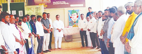 ಹಾನಗಲ್ಲಿನಲ್ಲಿ ಶಾಸಕ ಶ್ರೀನಿವಾಸ ಮಾನೆ ಅವರ ಜನಸಂಪರ್ಕ ಕಚೇರಿಯಲ್ಲಿ ನೇತಾಜಿ ಸುಭಾಸ್‌ಚಂದ್ರ ಬೋಸ್ ಜಯಂತಿ ಆಚರಿಸಲಾಯಿತು. ಹನುಮಂತಪ್ಪ ಮರಗಡಿ, ಖ್ವಾಜಾಮೊಹಿದ್ದೀನ್ ಜಮಾದಾರ, ರಾಜಕುಮಾರ ಜೋಗಪ್ಪನವರ ಇತರರಿದ್ದರು.