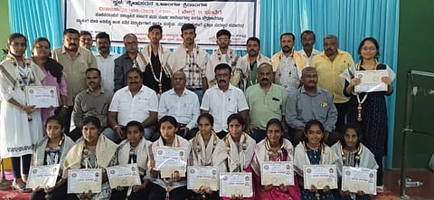 ಹೊಳೆನರಸೀಪುರ  ಪಟ್ಟಣದ ಸೋಷಿಯಲ್ ಕ್ಲಬ್  ಸ್ನೇಹ ಸದನ ಒಳಾಂಗಣ ಕ್ರೀಡಾಂಗಣದಲ್ಲಿ ಶುಕ್ರವಾರ ವಿದ್ಯಾರ್ಥಿಗಳಿಗೆ   ‘ಸೋಷಿಯಲ್ ಕ್ಲಬ್ ಪ್ರತಿಭಾ ಪುರಸ್ಕಾರ ಮಾಡಲಾಯಿತು. ಸೋಮಲಿಂಗೇಗೌಡ, ರೇಣುಕುಮಾರ್, ಹೊನ್ನಪ್ಪ, ಇತರರು ಇದ್ದರು.