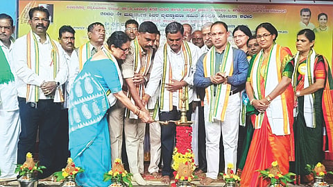 ಹರಪನಹಳ್ಳಿ ಸಮೀಪದ ದೇವರ ತಿಮ್ಮಾಲಪುರ ಗ್ರಾಮದಲ್ಲಿ ಹಮ್ಮಿಕೊಂಡಿದ್ದ ಮದ್ಯವರ್ಜನ ಶಿಬಿರ ಕಾರ್ಯಕ್ರಮವನ್ನು ಡಿವೈಎಸ್‌ಪಿ ಸಂತೋಷ್ ಚೌವ್ಹಾಣ್ ಉದ್ಘಾಟಿಸಿದರು. ಧರ್ಮಸ್ಥಳ ಗ್ರಾಮಾಭಿವೃದ್ಧಿ ಯೋಜನಾಧಿಕಾರಿ ಗಣಪತಿ ಭಟ್, ಸಂಘದ ಸದಸ್ಯರಾದ ಅರುಣ್, ಶಾರದಾ, ಎಸ್.ಬಿ.ಲಿಂಬ್ಯಾನಾಯ್ಕಾ, ಮಮತಾ, ಬಿ.ನಾಗರಾಜ್, ಟಿ.ಕುಮಾರ, ಎನ್.ರಂಜಿತಾ, ರುದ್ರಪ್ಪ ಇತರರಿದ್ದರು.
