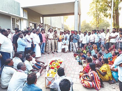 ಹಟ್ಟಿಚಿನ್ನದಗಣಿ ಪೊಲೀಸ್ ಠಾಣೆ ಮುಂದೆ ಜ್ಯೋತಿ ಶವವಿಟ್ಟು ಕುಟುಂಬಸ್ಥರು ಪ್ರತಿಭಟನೆ ನಡೆಸಿದರು. 