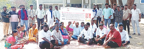 ಹಟ್ಟಿ ಪೊಲೀಸ್ ಠಾಣೆ ಆವರಣದಲ್ಲಿ ಮಹಾಶಕ್ತಿ ಮಹಿಳಾ ಸಬಲೀಕರಣ ಸಂಘಟನೆ ಸೇರಿ ವಿವಿಧ ಸಂಘಟನೆಗಳು ಶುಕ್ರವಾರ ಪ್ರತಿಭಟನೆ ನಡೆಸಿದವು. 