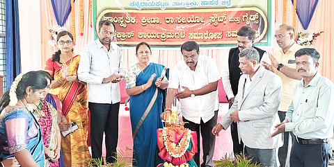 ಪಟ್ಟಣದ ಸರ್ಕಾರಿ ಪದವಿ ಪೂರ್ವ ಕಾಲೇಜು ವತಿಯಿಂದ ಆಯೋಜಿಸಿದ್ದ 2025 26ನೇ ಸಾಲಿನ ಸಾಂಸ್ಕೃತಿಕ ಕ್ರೀಡಾ ರಾಷ್ಟ್ರೀಯ ಸೇವಾ ಯೋಜನೆ ಸ್ಕೌಟ್ ಅಂಡ್ ಗೈಡ್ಸ್ ಹಾಗೂ ರೆಡ್ ಕ್ರಾಸ್ ಮತ್ತು ರೆಡ್ ರಿಬ್ಬನ್ ಕಾರ್ಯಕ್ರಮಗಳ ಸಮಾರೋಪ ಸಮಾರಂಭವನ್ನು ಶಾಸಕ ಸಿಎನ್ ಬಾಲಕೃಷ್ಣ ಶನಿವಾರ ಚಾಲನೆ ನೀಡಿದರು.