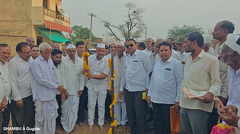 ಹುಲಸೂರು ತಾಲೂಕಿನ ಕೊಟಮಾಳ ಗ್ರಾಮದಿಂದ ಮಹಾರಾಷ್ಟ್ರ ಗಡಿಯವರೆಗೆ ಡಾಂಬರೀಕರಣ ರಸ್ತೆ ಕಾಮಗಾರಿಗೆ ಶನಿವಾರ ಶಾಸಕ ಶರಣು ಸಲಗರ ಭೂಮಿ ಪೂಜೆ ನೆರವೇರಿಸಿದರು. ಓಂಕಾರ ಪಾಟೀಲ, ಪ್ರದಿಪ ಗಡವಂತೆ, ಶಿವಾಜಿ ಪಾಟೀಲ, ಭಿಕಾಜಿ ಶಿಂಧೆ ಇತರರಿದ್ದರು.