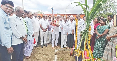 ಹುಲಸೂರು ಪಟ್ಟಣದ ಹೊರವಲಯದ ಶ್ರೀ ಸಾಯಿಬಾಬಾ ದೇವಸ್ಥಾನ ಮುಂಭಾಗದ ಪಂಡಿತರಾವ ಭೂಸಾರೆ ಹೊಲದಲ್ಲಿ ಮಂಗಳವಾರ ಪ್ರಜಾಸೌಧ ಕಟ್ಟಡ ನಿರ್ಮಾಣಕ್ಕೆ ಶಾಸಕ ಶರಣು ಸಲಗರ ಭೂಮಿ ಪೂಜೆ ನೆರವೇರಿಸಿದರು. ಜಿಪಂ ಮಾಜಿ ಅಧ್ಯಕ್ಷ ಅನಿಲ ಭೂಸಾರೆ, ಗ್ರಾ ಪಂ ಅಧ್ಯೆ ದೀಪಾರಾಣಿ ಭೋಸ್ಲೆ, ಉಪಾಧ್ಯೆ ಮೀರಾಬಾಯಿ ಗಾಯಕವಾಡ, ಎಂ.ಜಿ.ರಾಜೋಳೆ, ರೂಪಾವತಿ ಜಾಧವ್​ ಇತರರಿದ್ದರು.