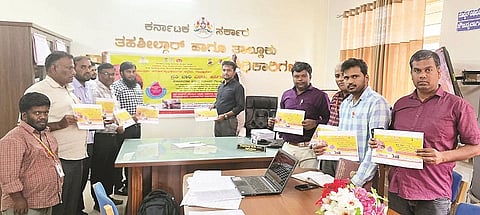 ಗುಂಡ್ಲುಪೇಟೆ ತಾಲೂಕು ಕಚೇರಿಯಲ್ಲಿ ತಹಸೀಲ್ದಾರ್ ಎಂ.ಎಸ್.ತನ್ಮಯ್ ಪೋಲಿಯೋ ಕಾರ್ಯಕ್ರಮದ ಪೋಸ್ಟರ್ ಬಿಡುಗಡೆ ಮಾಡಿದರು. ಡಾ.ಅಲೀಂಪಾಶಾ, ಡಾ.ಮಾದೇಶ್, ಪುಟ್ಟಸ್ವಾಮಿ ಇತರರಿದ್ದರು.