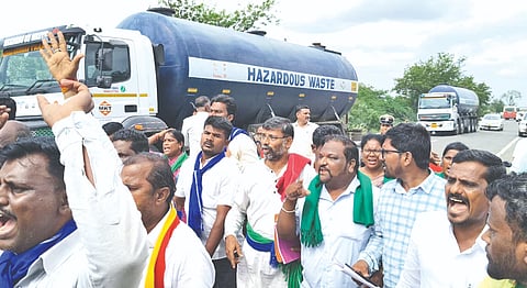 ಜೇವರ್ಗಿ, ಯಡ್ರಾಮಿ ಬರಪೀಡಿತ ತಾಲೂಕು ಘೋಷಿಸುವಂತೆ ಆಗ್ರಹಿಸಿ ಕಟ್ಟಿಸಂಗಾವಿ ಬಳಿಯ ಹೆದ್ದಾರಿಯಲ್ಲಿ  ರೈತ ಸಂ ಹಾಗೂ ಪ್ರಗತಿಪರ ಸಂಟನೆಯಿಂದ ಪ್ರತಿಭಟನೆ ನಡೆಸಲಾಯಿತು.ಮಹೇಶ ರಾಠೋಡ, ಮಹಾಂತಗೌಡ ನಂದಿಹಳ್ಳಿ, ಸಿದ್ರಾಮ ಕಟ್ಟಿ,  ಭೀಮರಾಯ, ಮಲ್ಲಣ್ಣಗೌಡ ಪಾಟೀಲ್​ ಕೆಲ್ಲೂರ, ದೇವಮ್ಮ ಯಾಳವಾರ, ಮಂಜುಳಾ ಭಂಜತ್ರಿ ಇತರರಿದ್ದರು.