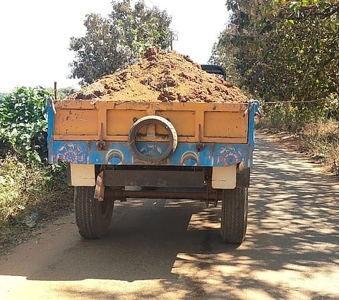 ಕುದೂರು ಹೋಬಳಿಯ ಬಿಸ್ಕೂರಿನ ಕೆರೆಯ ಮಣ್ಣನ್ನು ನಂಬರ್​ ಪ್ಲೇಟ್​ ಇಲ್ಲದ ಟ್ರಾ$್ಯಕ್ಟರ್​ನಲ್ಲಿ ತುಂಬಿಕೊಂಡು ಹೋಗುತ್ತಿರುವುದು.