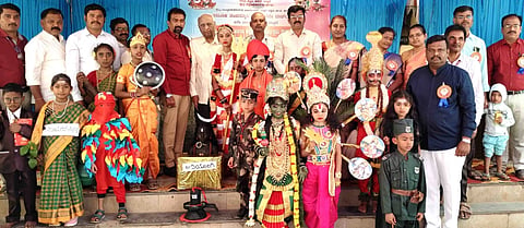 ಕಂಪ್ಲಿಯಲ್ಲಿ ಕ್ಲಸ್ಟರ್ ಮಟ್ಟದ ಪ್ರತಿಭಾ ಕಾರಂಜಿ, ಕಲೋತ್ಸವದಲ್ಲಿ ಮಕ್ಕಳು ಛದ್ಮವೇಷ ಧರಿಸಿ ಗಮನ ಸೆಳೆದರು. 