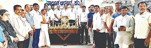 ಕಂಪ್ಲಿ ತಹಸಿಲ್ ಕಚೇರಿ ಸಭಾಂಗಣದಲ್ಲಿ ದೇವರ ದಾಸಿಮಯ್ಯ ಜಯಂತ್ಯುತ್ಸವ ಆಚರಿಸಲಾಯಿತು.