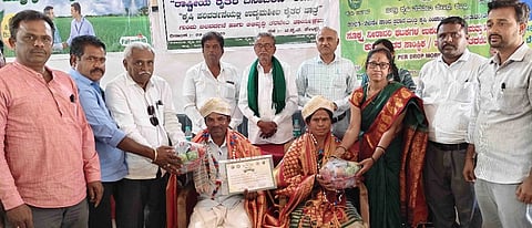 ಕಂಪ್ಲಿ ಜಿಲ್ಲಾ ಕೃಷಿ ತರಬೇತಿ ಕೇಂದ್ರದಲ್ಲಿ ಆಯೋಜಿಸಿದ್ದ ರಾಷ್ಟ್ರೀಯ ರೈತ ದಿನಾಚರಣೆ ಕಾರ್ಯಕ್ರಮದಲ್ಲಿ ಬಳ್ಳಾಪುರದ ಎಂ.ಎಂ.ಬಸವರಾಜಸ್ವಾಮಿ, ನಾಗರತ್ನಮ್ಮ ದಂಪತಿಗೆ ತಾಲೂಕು ಮಟ್ಟದ ಶ್ರೇಷ್ಠ ಕೃಷಿಕ ಪ್ರಶಸ್ತಿ ಪ್ರದಾನ ಮಾಡಲಾಯಿತು.