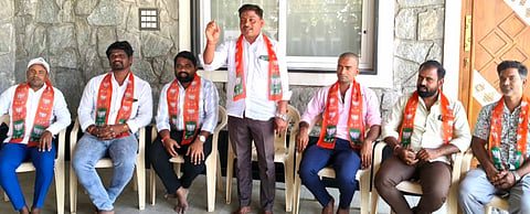 ಕಂಪ್ಲಿ ಮಾಜಿ ಶಾಸಕ ಟಿ.ಎಚ್.ಸುರೇಶ್ ಬಾಬು ಕಚೇರಿಯಲ್ಲಿ ಆಯೋಜಿಸಿದ್ದ ಬಿಜೆಪಿ ಸಭೆಯಲ್ಲಿ ಬಿಎಲ್‌ಎ-1 ಜಿ.ಶ್ರೀನಿವಾಸುಲು ಮಾತನಾಡಿದರು.