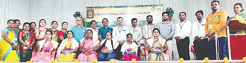 ಕಂಪ್ಲಿಯಲ್ಲಿ  ಶ್ರೀ ಕ್ಷೇತ್ರ ಧರ್ಮಸ್ಥಳ ಗ್ರಾಮಾಭಿವೃದ್ಧಿ ಯೋಜನೆ ಬಿ.ಸಿ.ಟ್ರಸ್ಟ್‌ನಿಂದ ಆಯೋಜಿಸಿದ್ದ ತಾಲೂಕು ಮಟ್ಟದ ಮಹಿಳಾ ವಿಚಾರಗೋಷ್ಠಿ ಕಾರ್ಯಕ್ರಮದಲ್ಲಿ ಸಾಧಕಿಯರನ್ನು ಗೌರವಿಸಲಾಯಿತು.