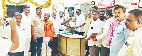ಶಾಸಕ ಎ.ಆರ್ ಕೃಷ್ಣಮೂರ್ತಿ ವಿರುದ್ಧ ಫೇಸ್‌ಬುಕ್‌ನಲ್ಲಿ ಅವಹೇಳನಕಾರಿ ಪೋಸ್ಟ್ ಮಾಡಿರುವ ಎಂ.ಶೇಖರ್ ಎಂಬಾತನ ವಿರುದ್ಧ ಕಾನೂನು ಕ್ರಮವಹಿಸಬೇಕೆಂದು ಆಗ್ರಹಿಸಿ ಕಾಂಗ್ರೆಸ್ ಮುಖಂಡರು ಸೋಮವಾರ ಪಟ್ಟಣ ಪೊಲೀಸ್ ಠಾಣೆಗೆ ದೂರು ನೀಡಿದರು. ನಗರಸಭೆ ಮಾಜಿ ಸದಸ್ಯ ಮಂಜುನಾಥ್, ಮುಖಂಡರಾದ ಸುರೇಶ್,ಪಾಪಣ್ಣ, ಲಿಂಗರಾಜು ಮತ್ತಿತರಿದ್ದರು. 