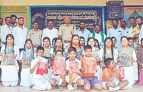 ಕುಣಗಳ್ಳಿ ಗ್ರಾಮದ ಉನ್ನತೀಕರಿಸಿದ ಸರ್ಕಾರಿ ಹಿರಿಯ ಪ್ರಾಥಮಿಕ ಶಾಲೆಯ ವಿದ್ಯಾರ್ಥಿಗಳಿಗೆ ಮತ್ತು ಅಂಗನವಾಡಿ ಮಕ್ಕಳಿಗೆ ರಾಷ್ಟ್ರೀಯ ಗ್ರಾಮೀಣ ಮಿಷನ್ ಸಂಸ್ಥೆ ಮತ್ತು ಉದ್ಯಮಿ ಗೌರಿಬಿದನೂರು ಡಾ.ಎ.ಸಿ.ನಾಗ ರಾಜ್ ಅಭಿಮಾನಿ ಬಳಗದಿಂದ ಇತ್ತೀಚೆಗೆ ಸ್ವೆಟರ್ ವಿತರಿಸಲಾಯಿತು.