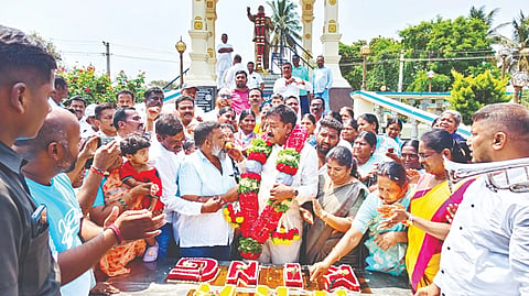 ಪಟ್ಟಣದ ಡಾ.ಬಿ.ಆರ್.ಅಂಬೇಡ್ಕರ್ ಪ್ರತಿಮೆ ಮುಂಭಾಗ ಸೋಮವಾರ ಶಾಸಕ ಎ.ಆರ್. ಕೃಷ್ಣ ಮೂರ್ತಿ ಅವರು ಕಾಂಗ್ರೆಸ್ ಮುಖಂಡರು ಹಾಗೂ ಅಭಿಮಾನಿಗಳ ಜತೆಗೂಡಿ ಕೇಕ್ ಕತ್ತರಿಸುವ ಮೂಲಕ ಜನ್ಮ ದಿನ ಆಚರಿಸಿಕೊಂಡರು.