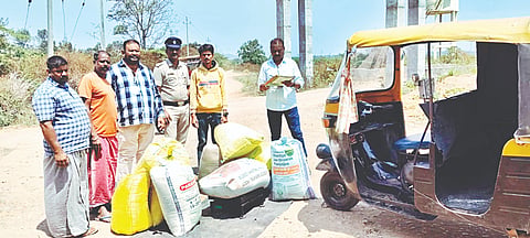  ಮಲ್ಲಳ್ಳಿಮಾಳ  ಗ್ರಾಮದಲ್ಲಿ ಅಕ್ರಮವಾಗಿ ಪಡಿತರ ಸಾಗಣೆ ಮಾಡುತ್ತಿದ್ದ ಪ್ಯಾಸೆಂಜರ್ ಆಟೋವನ್ನು ಆಹಾರ ಇಲಾಖೆ ಇನ್‌ಸ್ಪೆಕ್ಟರ್ ಪ್ರಸಾದ್ ಹಾಗೂ ಅಗರ-ಮಾಂಬಳ್ಳಿ ಠಾಣೆ ಪೊಲೀಸರು ವಶಕ್ಕೆ ಪಡೆದಿರುವುದು.