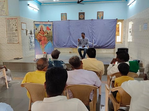 ಪಟ್ಟಣದ ಪಂತಜಲಿ ಯೋಗ ಕೇಂದ್ರದಲ್ಲಿ ಮಂದಿರದಲ್ಲಿ ಶನಿವಾರ ಆಯೋಜಿಸಿದ್ದ ಕಾರ್ಯಕ್ರಮದಲ್ಲಿ ರಾಷ್ಟ್ರೀಯ ಸ್ವಯಂ ಸೇವಕ ಸಂಘ ವಿಭಾಗ ಸಹ ಕಾರ್ಯವಾಹ ತಿಲಕ್‌ಕುಮಾರ್ ಉಪನ್ಯಾಸ ನೀಡಿದರು.ಮಧು ಸೂದನ್, ಶಿವಕುಮಾರ್ ಇತರರಿದ್ದರು. 