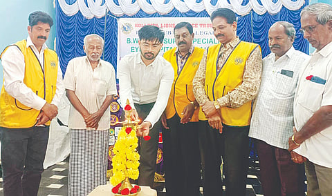 ಕೊಳ್ಳೇಗಾಲದ ಲಯನ್ಸ್ ಕ್ಲಬ್‌ನಲ್ಲಿ ಭಾನುವಾರ ಲಯನ್ಸ್ ಸಂಸ್ಥೆ ವತಿಯಿಂದ ಆಯೋಜಿಸಿದ್ದ ಕಣ್ಣಿನ ತಪಾಸಣೆ ಶಿಬಿರಕ್ಕೆ ಲಯನ್ಸ್ ವೆಸ್ಟ್ ಐ ಆಸ್ಪತ್ರೆ ತಜ್ಞ ಡಾ.ಅನುರೂಪ್ ಚಾಲನೆ ನೀಡಿದರು. ಮಾದೇಶ್, ನಾಗರಾಜು ಕೊಂಗರಹಳ್ಳಿ, ಜಿ.ಎಸ್.ಮಹದೇವ ಪ್ರಸಾದ್, ಚಿಕ್ಕಬಸವಯ್ಯ,