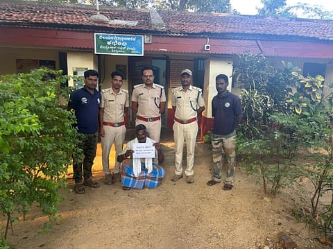  ಅರಣ್ಯ ಇಲಾಖೆ ಅಧಿಕಾರಿಗಳು ಆರೋಪಿ ಯ ನ್ನು ವಶಕ್ಕೆ ಪಡೆದಿರುವುದು