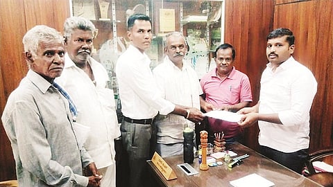 ಬಿಆರ್‌ಟಿ ವಲಯ ಅರಣ್ಯಾಧಿಕಾರಿ ವಾಸು ಅವರಿಗೆ ಶ್ರೀ ಸಿದ್ದೇಶ್ವರ ಗ್ರಾಮಾಭಿವೃದ್ಧಿ ಹಾಗೂ ಹಬ್ಬ ಹರಿದಿನ ಜಾತ್ರಾ ಸೇವಾ ಸಮಿತಿ ಪದಾಧಿಕಾರಿಗಳು ಮನವಿ ಪತ್ರ ಸಲ್ಲಿಸಿದರು.