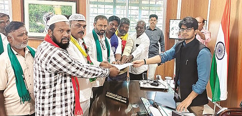 ಕೊಳ್ಳೇಗಾಲದಲ್ಲಿ ಪ್ರಗತಿಪರ ಸಂಘಟನೆಗಳ ಒಕ್ಕೂಟದ ಪದಾಧಿಕಾರಿಗಳು ಉಪ ವಿಭಾಗಾಧಿಕಾರಿ ದಿನೇಶ್ ಕುಮಾರ್ ಮೀನಾ ಅವರಿಗೆ ಮನವಿ ಸಲ್ಲಿಸಿದರು. ಶೈಲೇಂದ್ರ,  ಜಕಾವುಲ್ಲಾ, ರಾಜೇಶ್ ಮಹಾಜನ್,  ಸಾಲೋ ಮಾನ್, ಮೋಳೆ ರಾಜು, ಪೆರಿಯಾನಾಯಗಂ, ಕುಣಗಳ್ಳಿ ಮಹೇಶ್ ಇದ್ದರು.