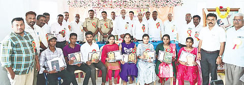 ಕೊಳ್ಳೇಗಾಲದ ಕನಕ ಕಾಂಪ್ಲೆಕ್ಸ್ ಸಭಾಂಗಣದಲ್ಲಿ ಭಾನುವಾರ ಆಯೋಜಿಸಿದ್ದ ಸಮಾರಂಭದಲ್ಲಿ ಪ್ರತಿಭಾವಂತ ವಿದ್ಯಾರ್ಥಿಗಳನ್ನು ಸನ್ಮಾನಿಸಲಾಯಿತು. ರವೀಂದ್ರ, ಚೆಲುವರಾಜ್, ನಂಜೇಗೌಡ, ವಿ.ಸಿ.ಬಸವಣ್ಣ ಇತರರು ಇದ್ದರು.