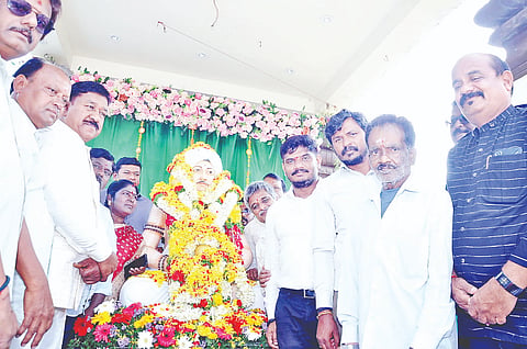 ಕೊಳ್ಳೇಗಾಲ ಪಟ್ಟಣದಲ್ಲಿ ದೇವರ ದಾಸಿಮಯ್ಯ ಜಯಂತಿ ಆಚರಿಸಲಾಯಿತು. ಶಾಸಕ ಎ.ಆರ್.ಕೃಷ್ಣಮೂರ್ತಿ, ಬಸವರಾಜು, ಬಿ.ತೋಟೇಶ್, ಗಿರೀಶ್ ಬಾಬು ಇತರರು ಇದ್ದರು.