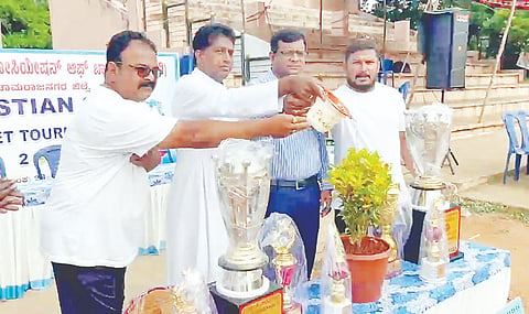 ಪಟ್ಟಣದ ಮಹದೇಶ್ವರ ಕಾಲೇಜು ಕ್ರೀಡಾಂಗಣದಲ್ಲಿ ಶನಿವಾರ ಕ್ಯಾಥೋಲಿಕ್ ಅಸೋಸಿಯೇಷನ್ ಆಫ್ ಚಾಮರಾಜನಗರ ವತಿಯಿಂದ ಆಯೋಜಿಸಿದ್ದ ಕ್ರಿಶ್ಚಿಯನ್ ಕಪ್ ಕ್ರಿಕೆಟ್ ಪಂದ್ಯಾವಳಿಗೆ ಸಂತ ಫ್ರಾನ್ಸಿಸ್ ಅಸ್ಸಿಸಿ ದೇವಾಲಯ ಧರ್ಮಗುರು ಪಾಧರ್ ಎಂ.ರಾಯಪ್ಪ ಅವರು ಚಾಲನೆ ನೀಡಿದರು. ರೆ.ಜೋಶುವ ಪ್ರಸನ್ನಕುಮಾರ್, ಶಾಂತರಾಜು, ದೇವಾನಂದ್ ಇತರರಿದ್ದರು. 