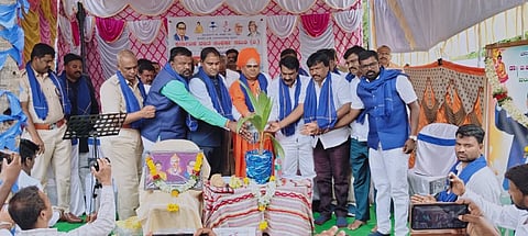 ಕಾನಹೊಸಹಳ್ಳಿ ಸಮೀಪದ ಸಕಲಪುರಹಟ್ಟಿ ಗ್ರಾಮದಲ್ಲಿ ಭಾನುವಾರ ದಸಂಸ ಗ್ರಾಮ ಘಟಕವನ್ನು ಡಾ.ಎನ್.ಟಿ.ಶ್ರೀನಿವಾಸ್  ಉದ್ಘಾಟಸಿದರು. 